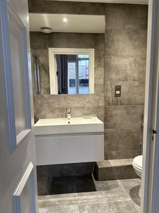 Apartmán Stunning 2 Bed/2Bath Flat In Heart Of Kensington Londýn Exteriér fotografie